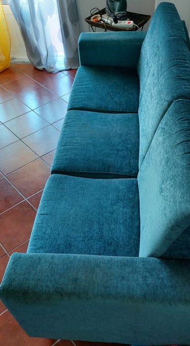 Sofá com almofadas e Puf