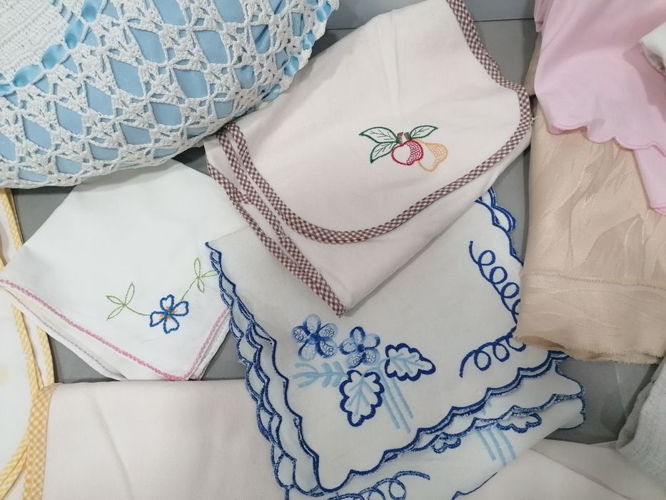 Panos bordados : conjunto de 38 peças