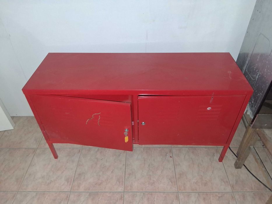 Armário vermelho de ferro