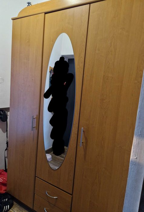 drewniana szafa z szufladkami