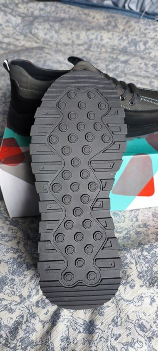 Спортивная обувь , кроссовки демисезонные .