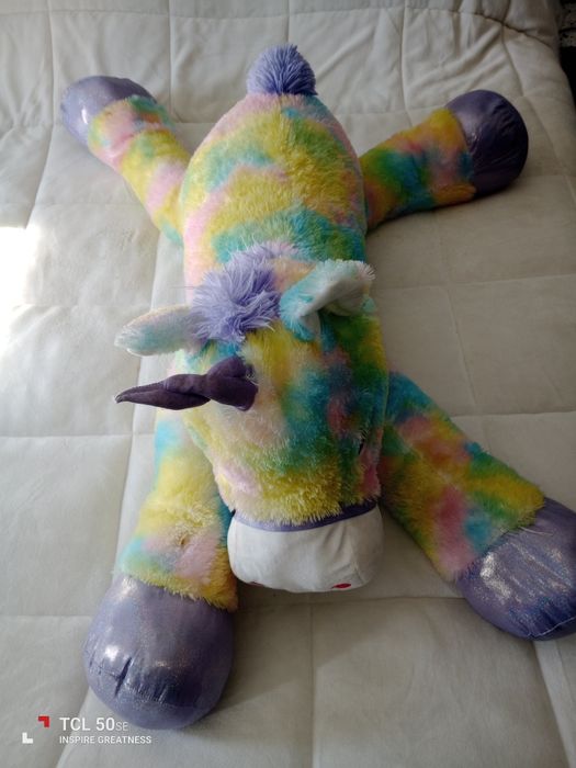 Peluche unicórnio gigante muito lindo.