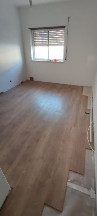 Montagem e reparação de janelas estores e chão flutuante