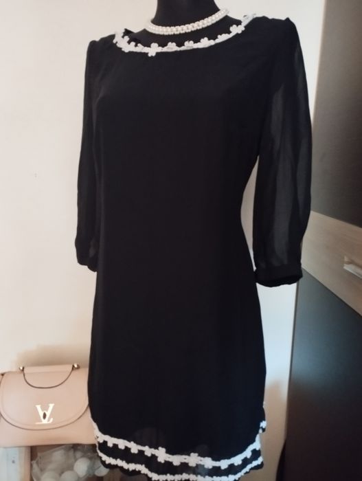 Piękna elegancka czarna sukienka chanelka 38 M z białą gipiurą