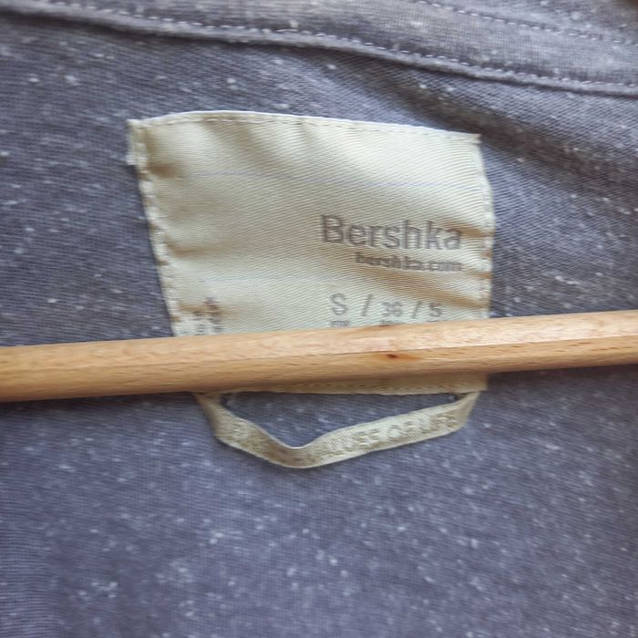 Szara rozpinana bluza z kapturem Bershka