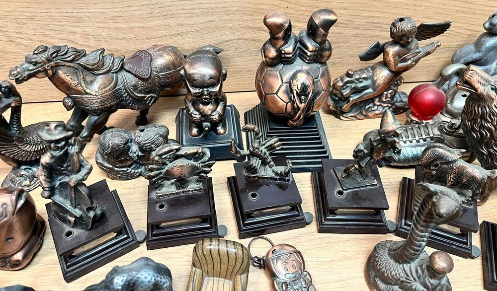 Lote de 27 isqueiros de mesa antigos