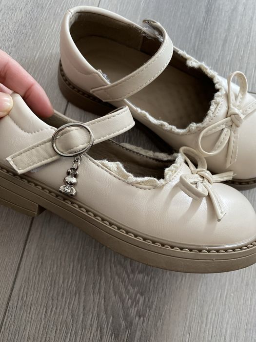 Шкіряні туфлі для дівчинки