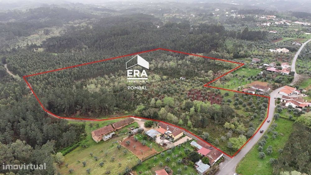 Terreno para construção com uma área total de 44200m2 em Santiago da G