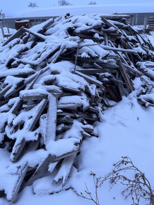 Залишки з будівництва підготовлені дрова для опаленн