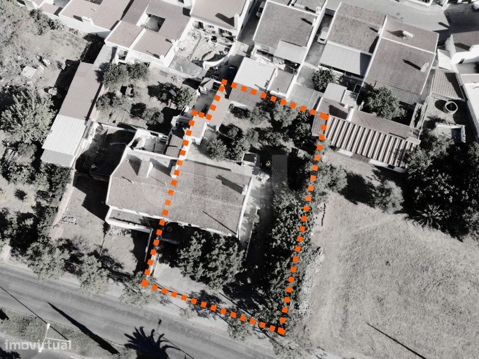 Moradia com espaço exterior em lote de 700 m²
