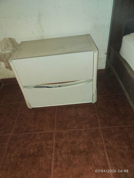 Sofá em cabedal preto e 2 mesas de cabeceira