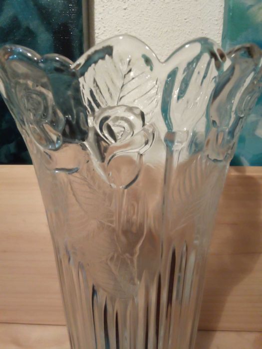 Jarra em vidro, com rosas e folhas em relevo, usada