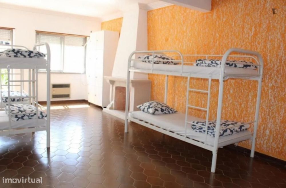 Cama - localizado em Carcavelos Lisbon