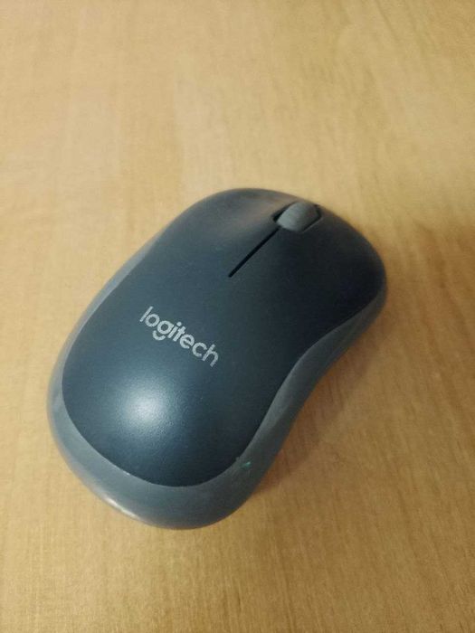 Беспроводная бесшумная мышка Logitech на пальчиковых батарейках
