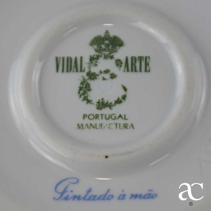 Par de potes com tampa em porcelana Vidal Arte, pintado a ouro e à mão