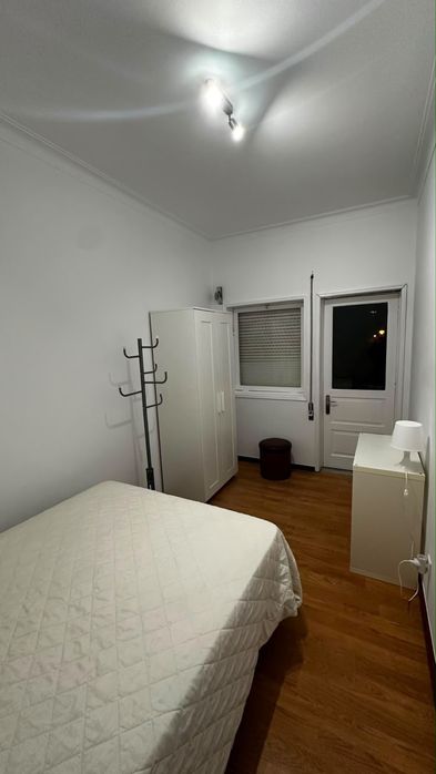 Quarto de casal com varanda disponível para arrendamento  Localizado no Bonfim - Porto a 850 metros da estação do marquês