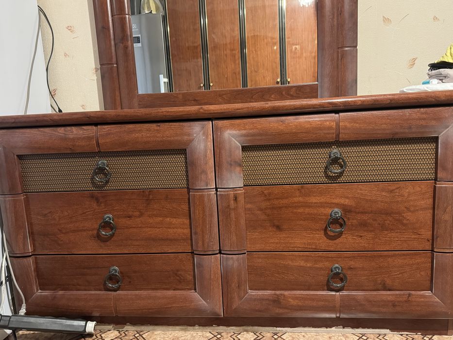 Комод с зеркалом