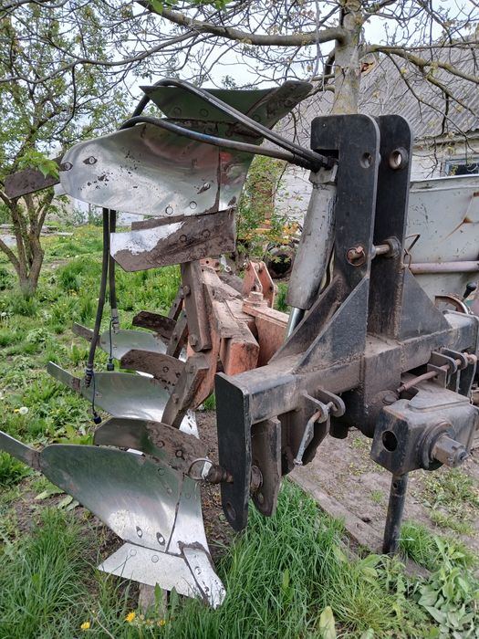 Плуг  оборотний, три корпуси