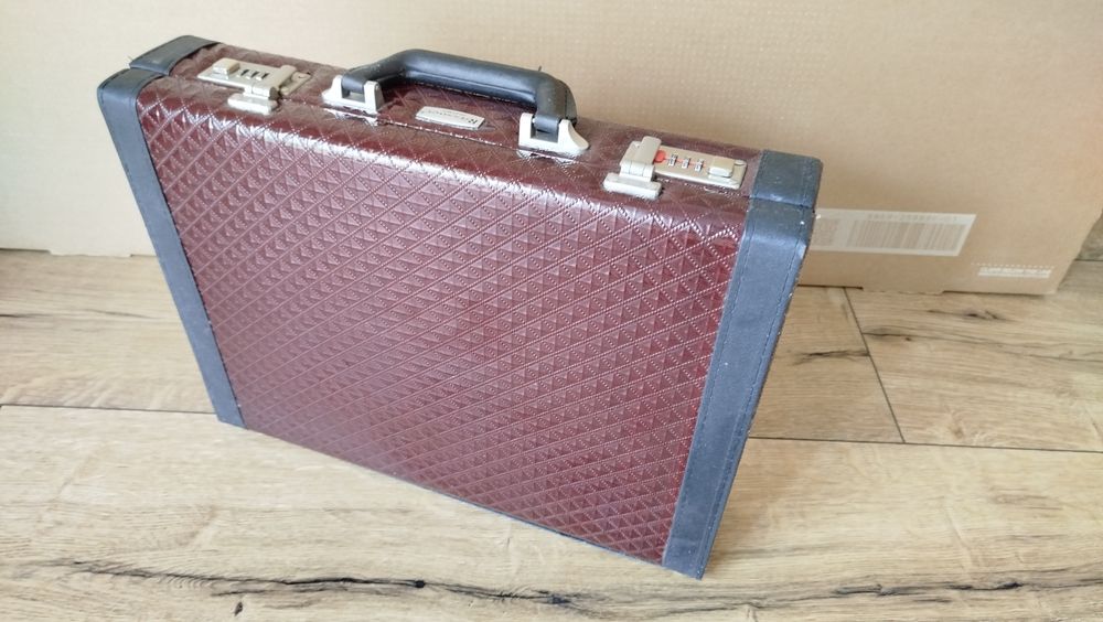 Walizka - rekwizyt lub do użytku