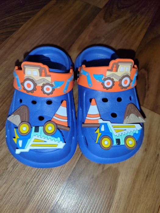 Дитячі крокси з тракторами