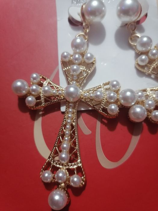 Kolczyki  krzyże duże z imitacją pereł.