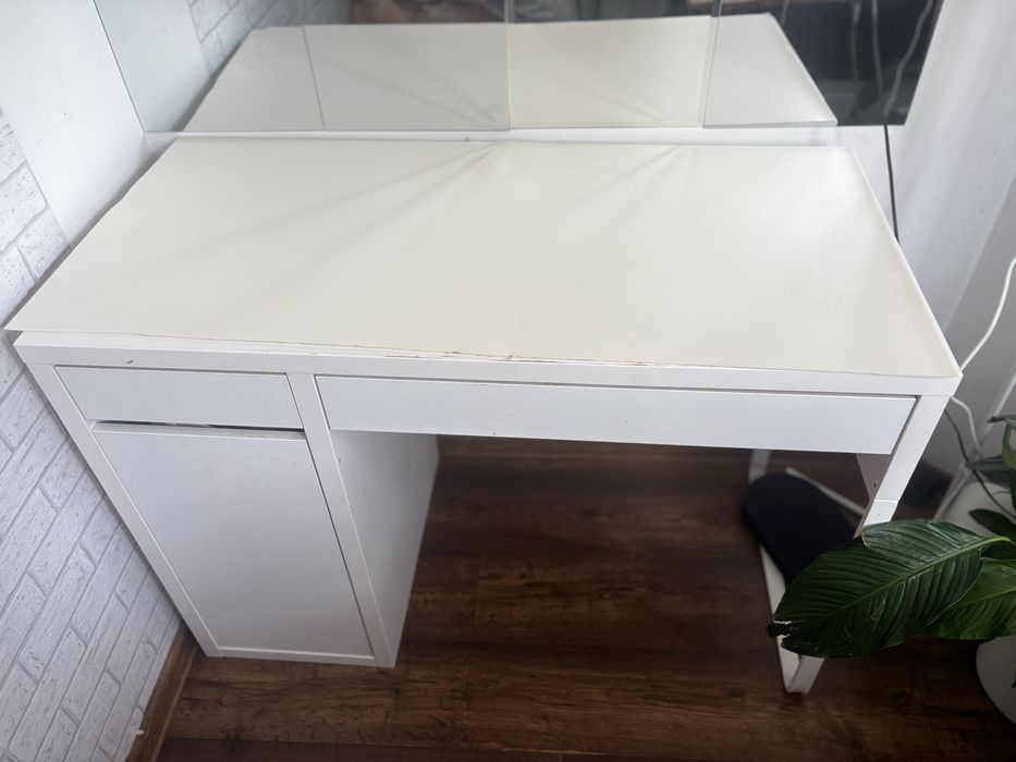 Biurko IKEA MICKE w kolorze białym 105x50 cm