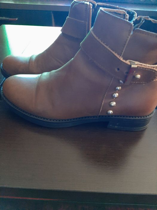 Botas castanhas semi novas T37
