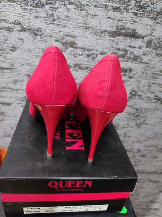 Розкішні нарядні туфлі лодочки на шпильці розмір 37,5 Queen