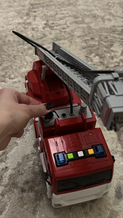 Пожежна  машина на пульті з водометом