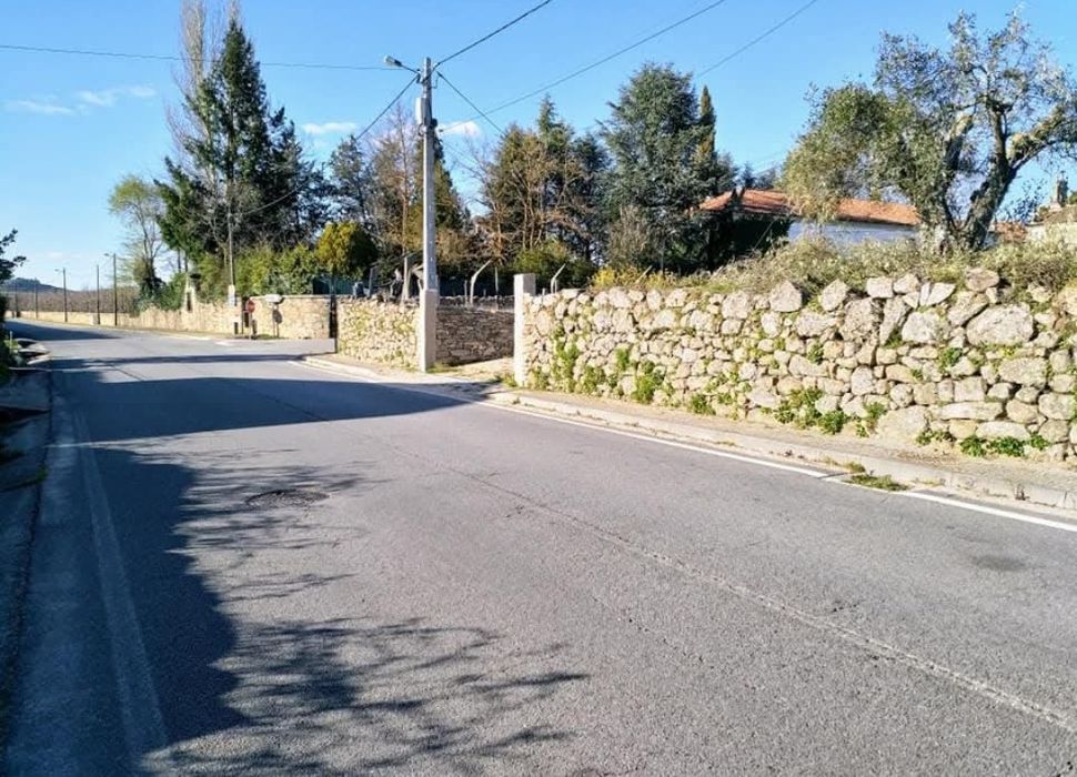 Terreno e Casa Rústica