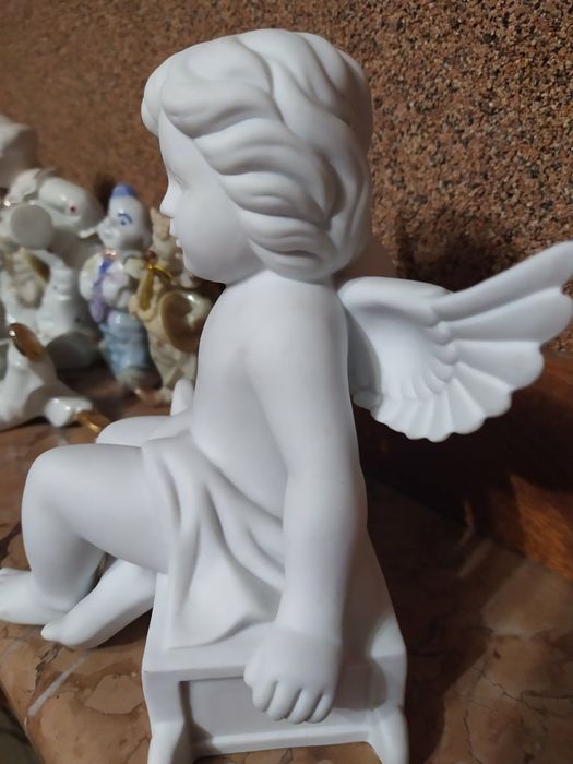 Фарфоровая статуэтка