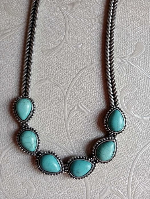 Colar com pedras naturais