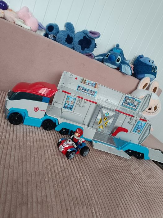 Transporter psi patrol z riderem na quadzie