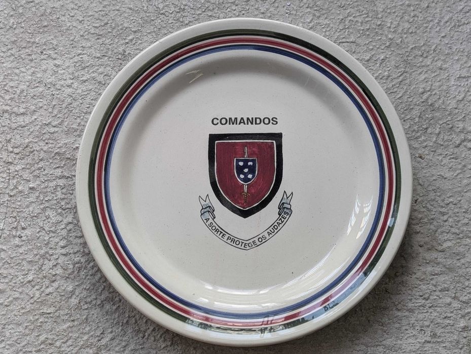 Prato de Cerâmica "Comandos" – Edição de Coleção (Pintado à Mão)