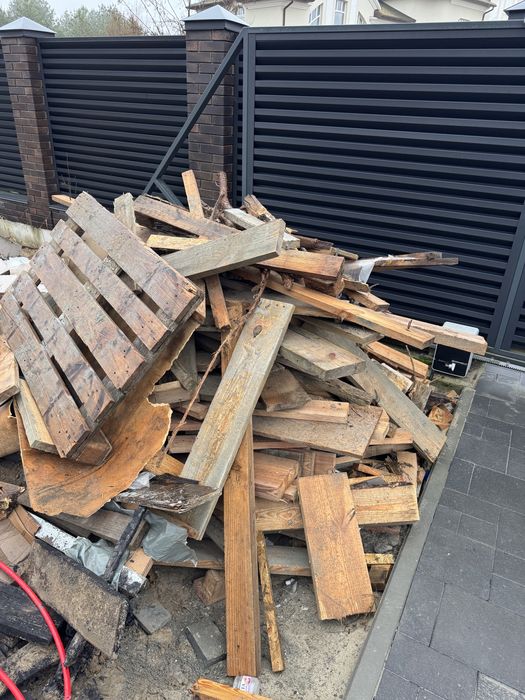 Обрезки строительной доски, дрова