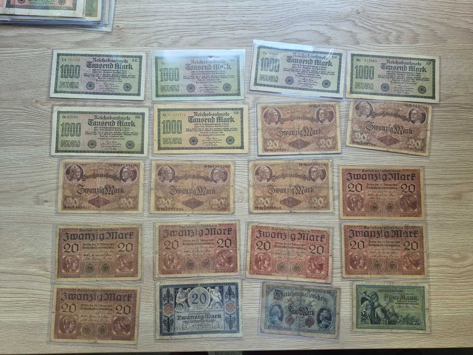 Duża ilość banknotów w koszulkach ponad 70 sztuk