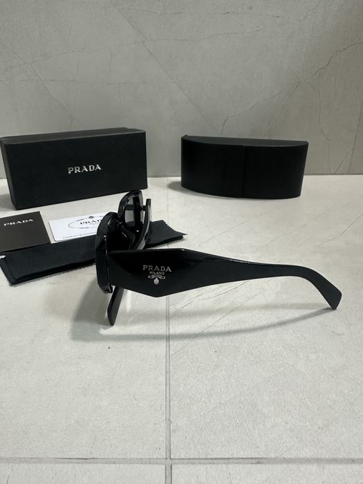 Okulary czarne przeciwslonecze prada