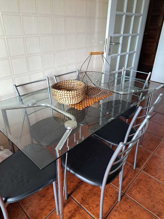 Vendo mesa de vidro com 6 cadeiras como novo.240euros