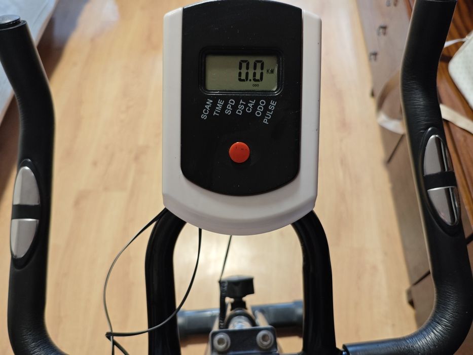 Sprzedam rower spinningowy treningowy w bardzo dobrym stanie.