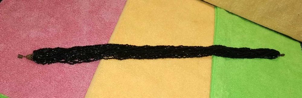 Colar com 19 fios de contas vintage pretas e fecho em latão.