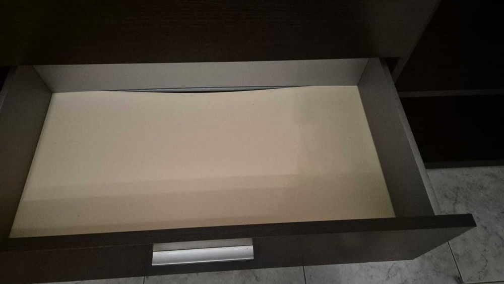 Conjunto de jantar com mesa, cadeiras, aparador e espelho