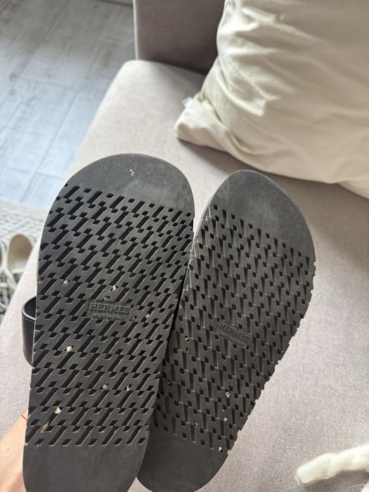 Damskie czarne klapki hermes styl