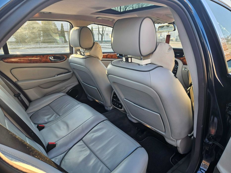 Samochód do ślubu Jaguar XJ 2009 rok.  Jasny Środek