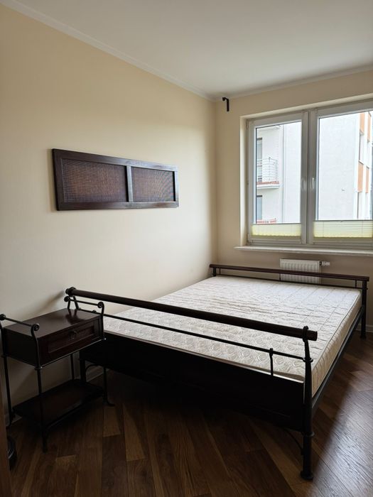 Drewniane łóżko z materacem 160x200 + szafka nocna
