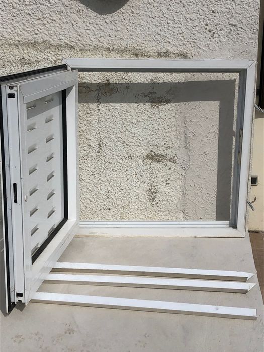 Porta em alumínio branco - arrumos exteriores