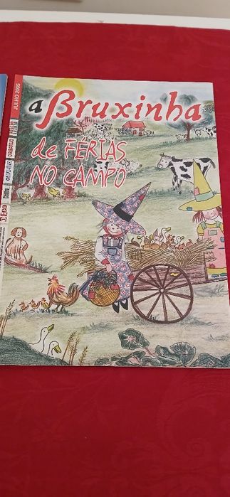 Duas revistas A Bruxinha de 2005