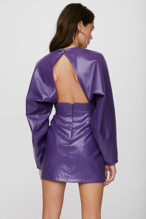 Мини платье фиолетовое экокожа длинные рукава вырез спинка nasty gal