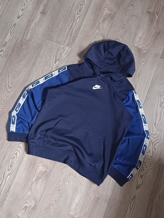 Заряджена худі Nike на лампасах