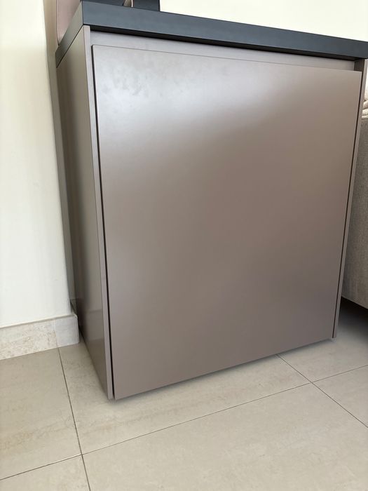 Móvel aparador preto e cinza