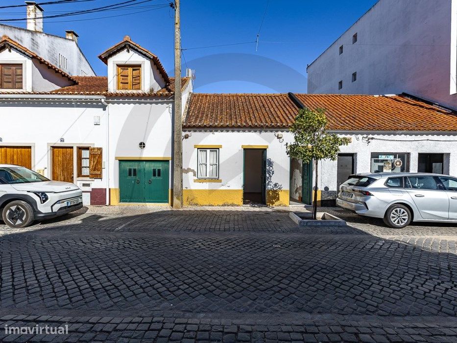 Moradia tipica portuguesa no Centro da Vila da Golegã - Capital do ...